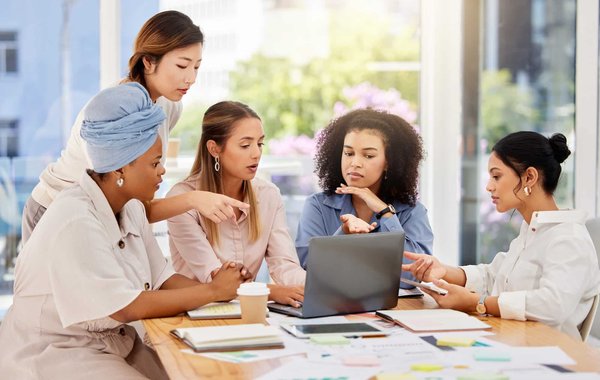 Quels sont les enjeux et solutions du marketing digital pour les entreprises du secteur de l'éducation en ligne ?